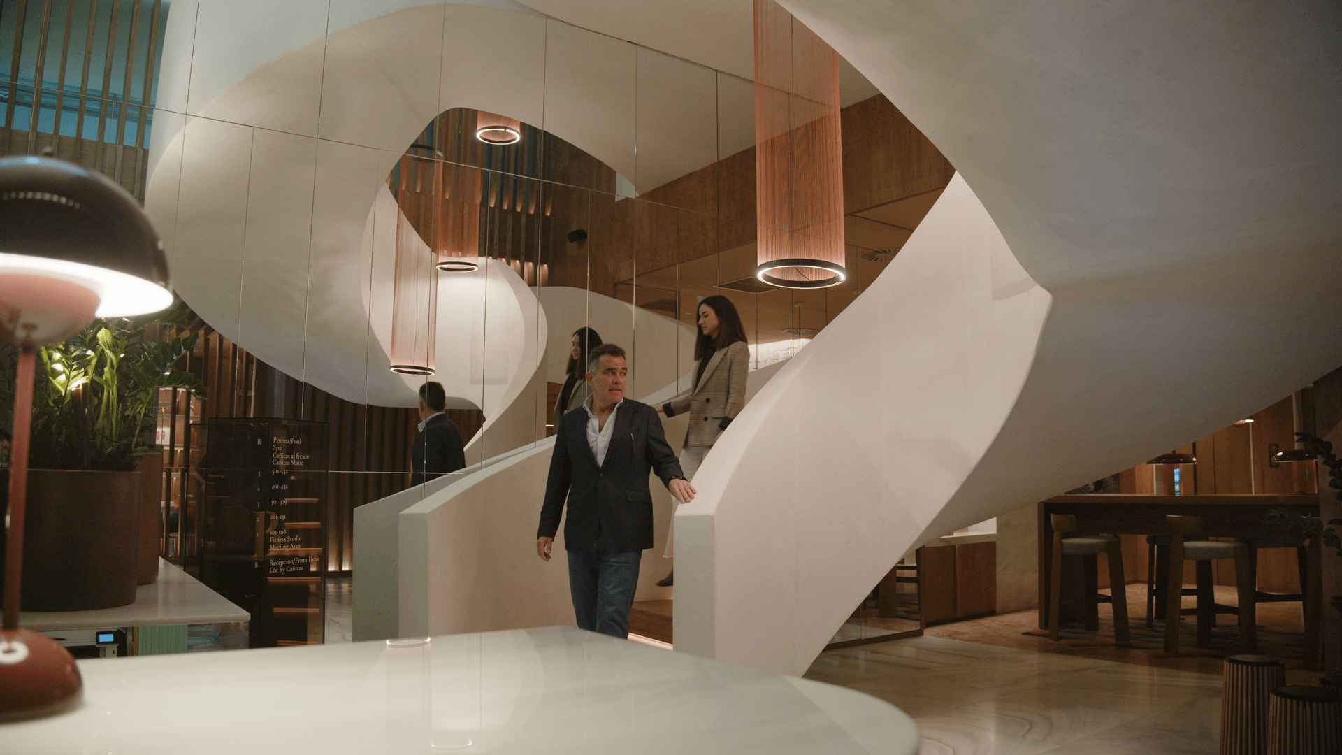 Escalera escultórica de hormigón blanco del ME by Meliá Málaga Escalera circular de hormigón armado blanco en el vestíbulo del hotel ME by Meliá Málaga