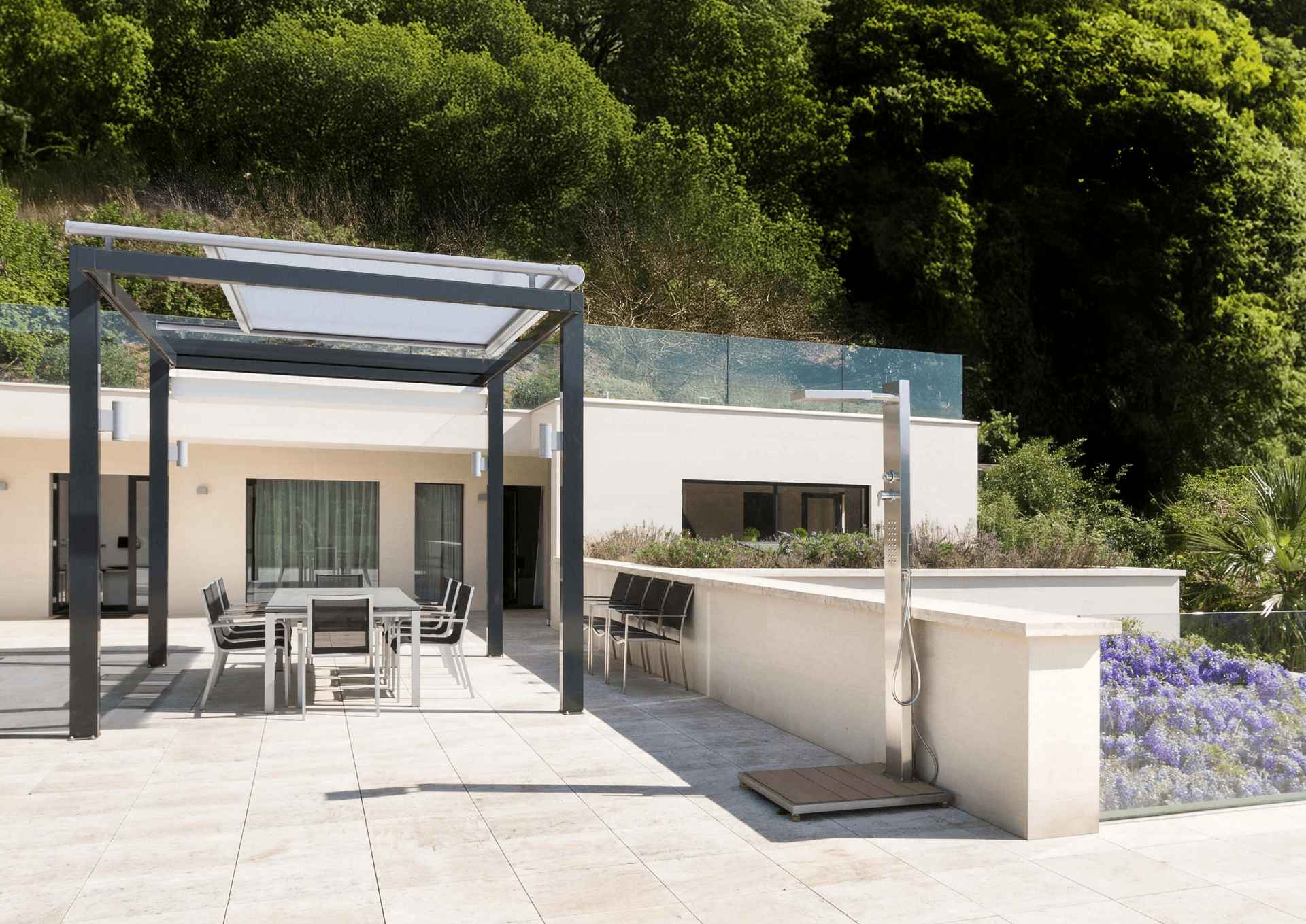 Sistema de protección solar ST.18 VERANDA instalado sobre pérgola y cubierta acristalada