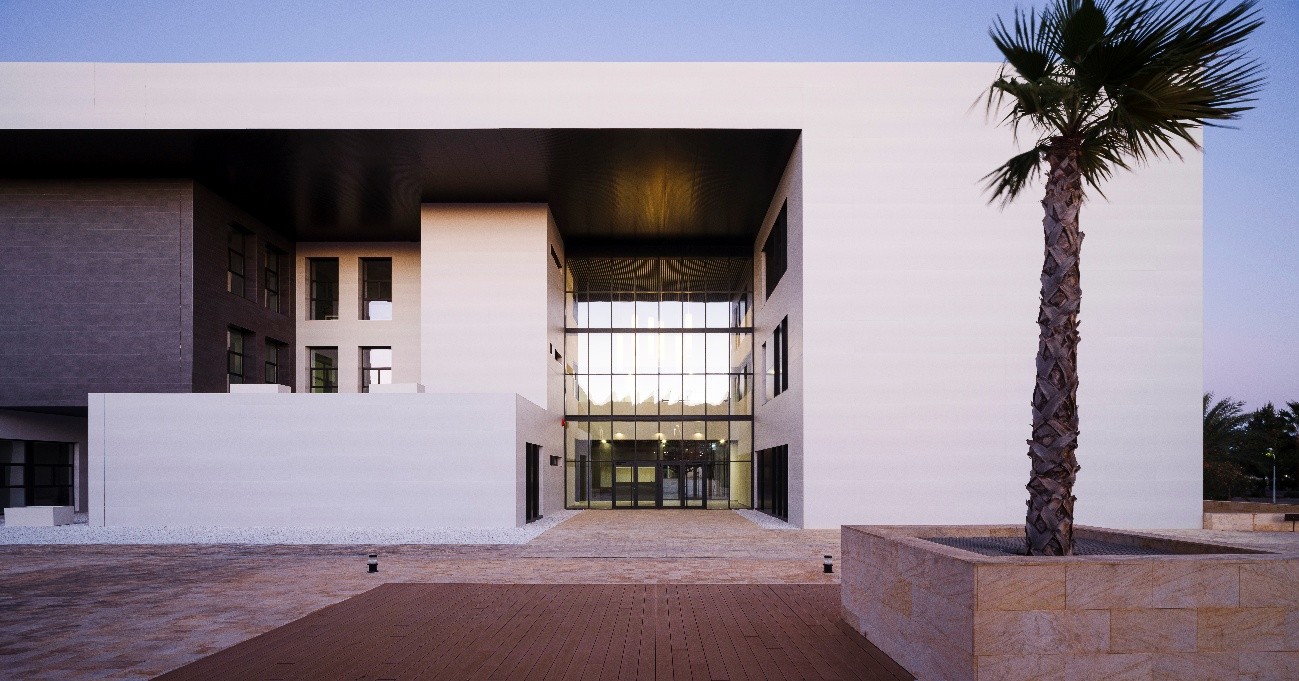 Fachada principal del Edificio Departamental de la Universidad de Almería con acceso acristalado y sistemas STRUGAL.