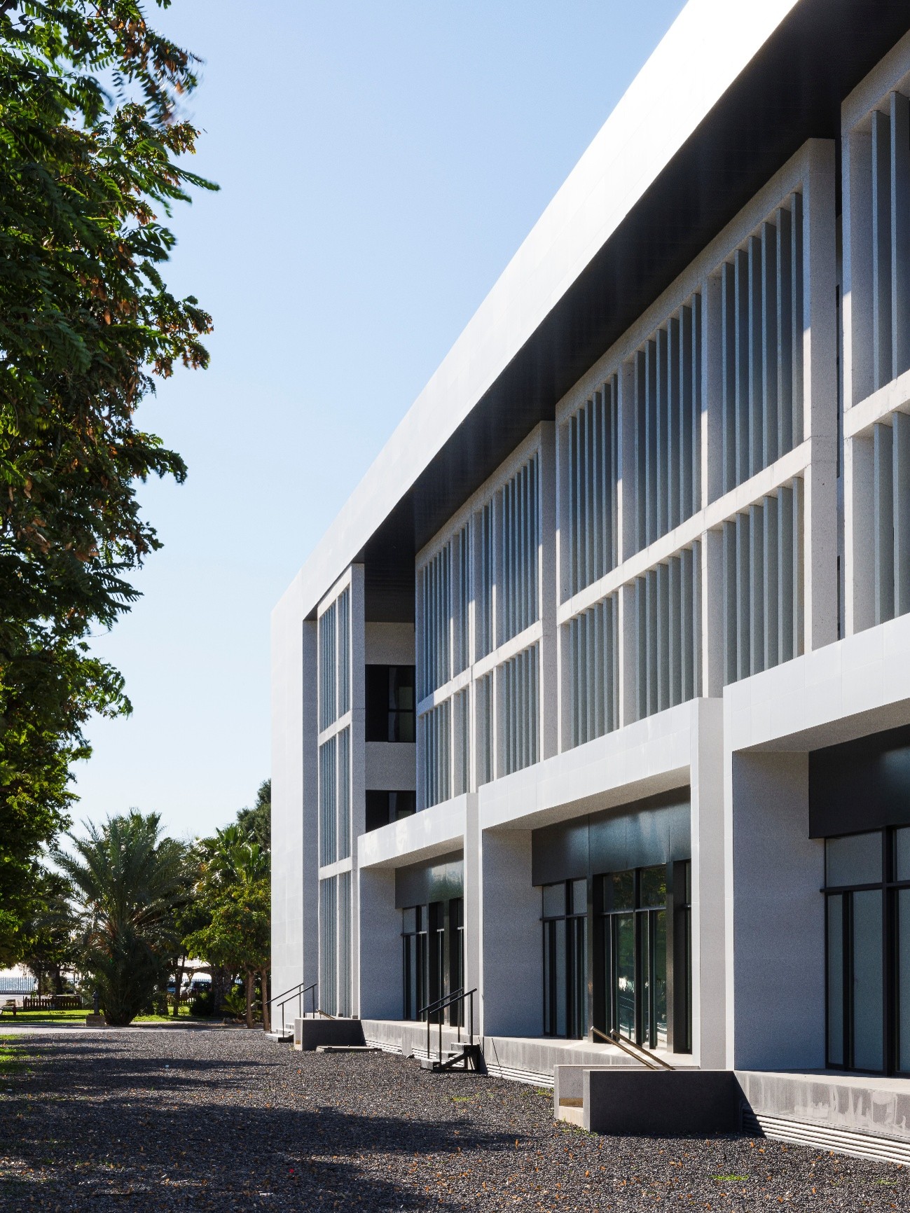 Fachada este del Edificio Departamental de la Universidad de Almería con lamas verticales de aluminio para protección solar.
