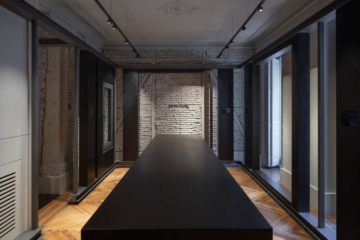 Interior del espacio expositivo STRUGAL Gallery Madrid con sistemas de aluminio y PVC